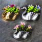   IRIS E5599 ezüst-, vagy arany színű, hattyú alakú hűtőmágnes művirággal 8x8cm
